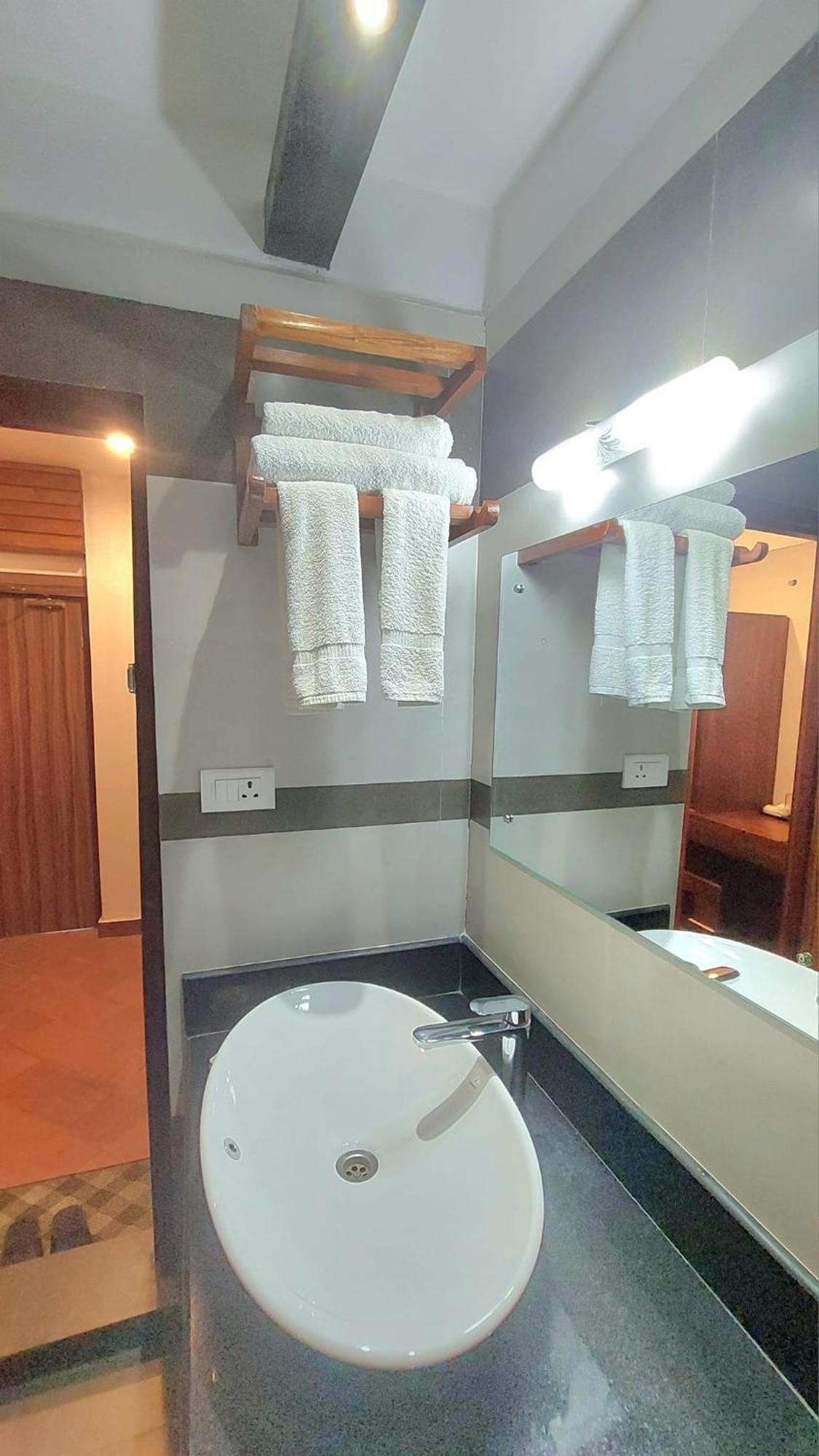 Royal Tiger Luxury Resort 4 Star โซราฮา ภายนอก รูปภาพ